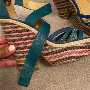 Turquoise sandal with colorful block heel 💙💚